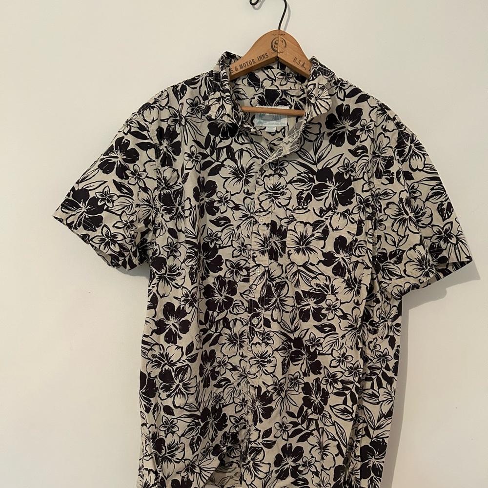 American eagle men’s Hawaiian print shirt. Size XL. Black flowers cotton fabric
